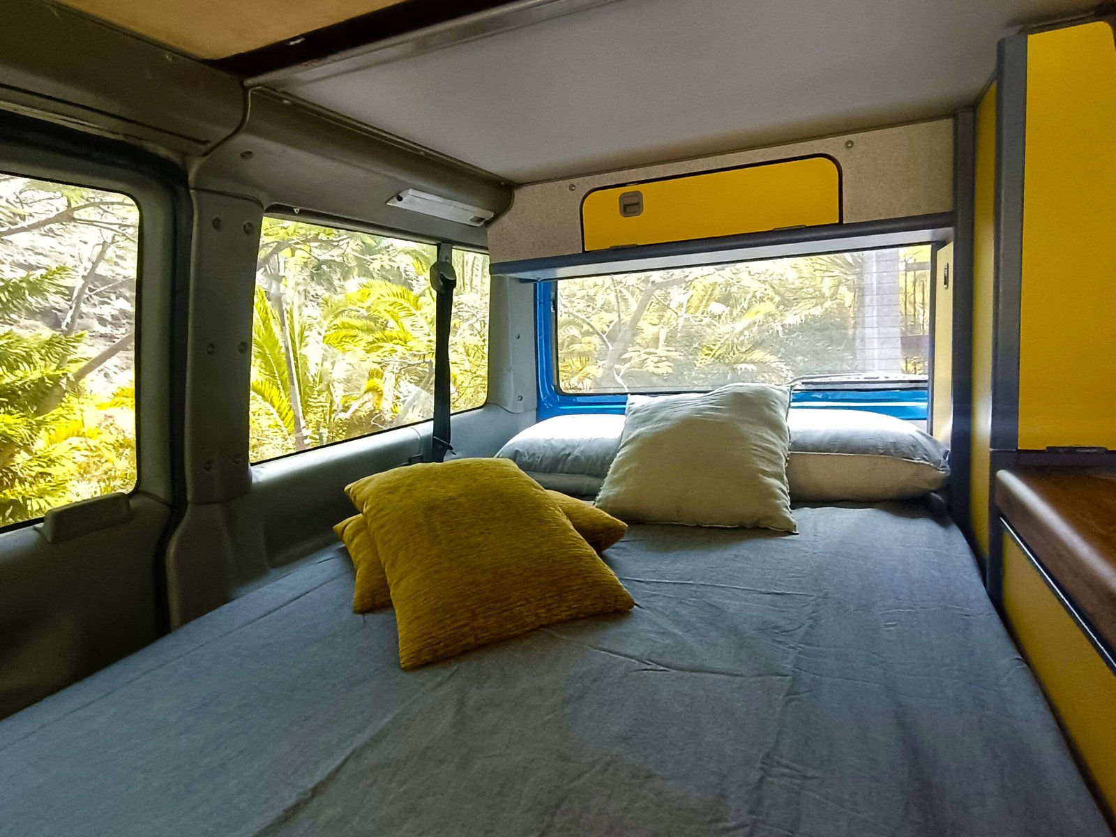 Interior de una furgoneta camper equipada en La Gomera