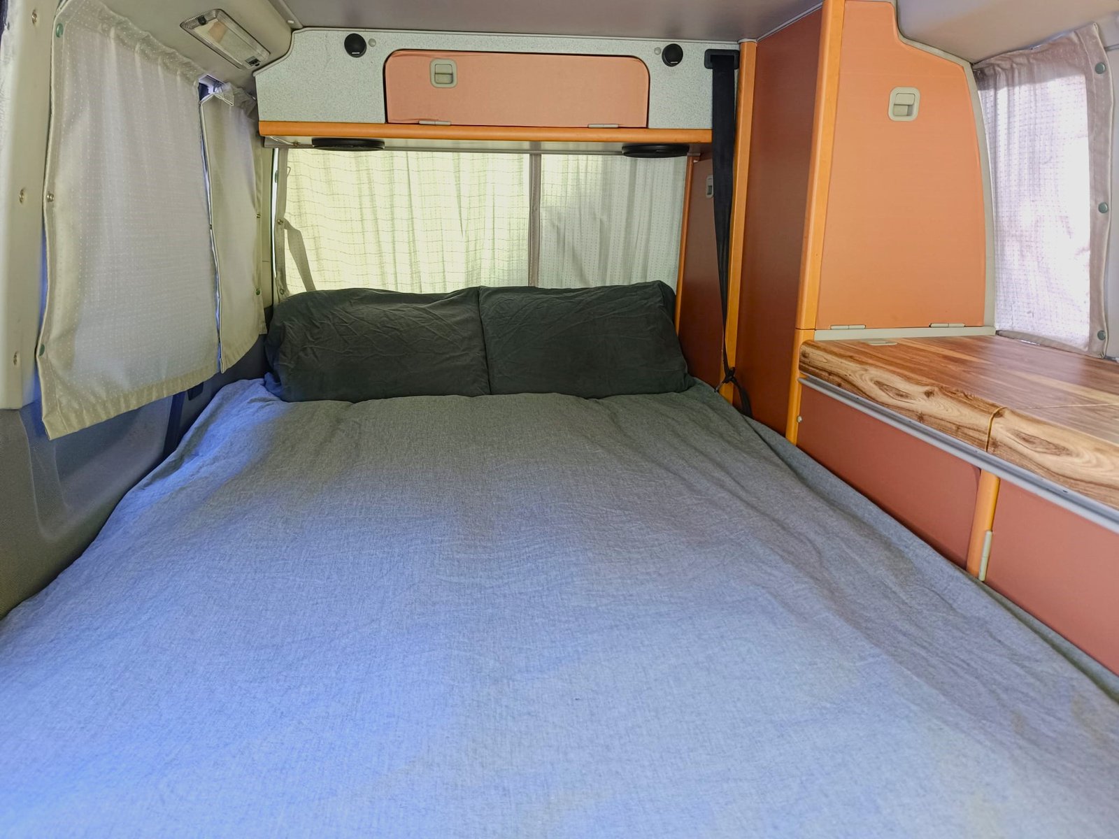 Interior de una furgoneta camper equipada en La Gomera