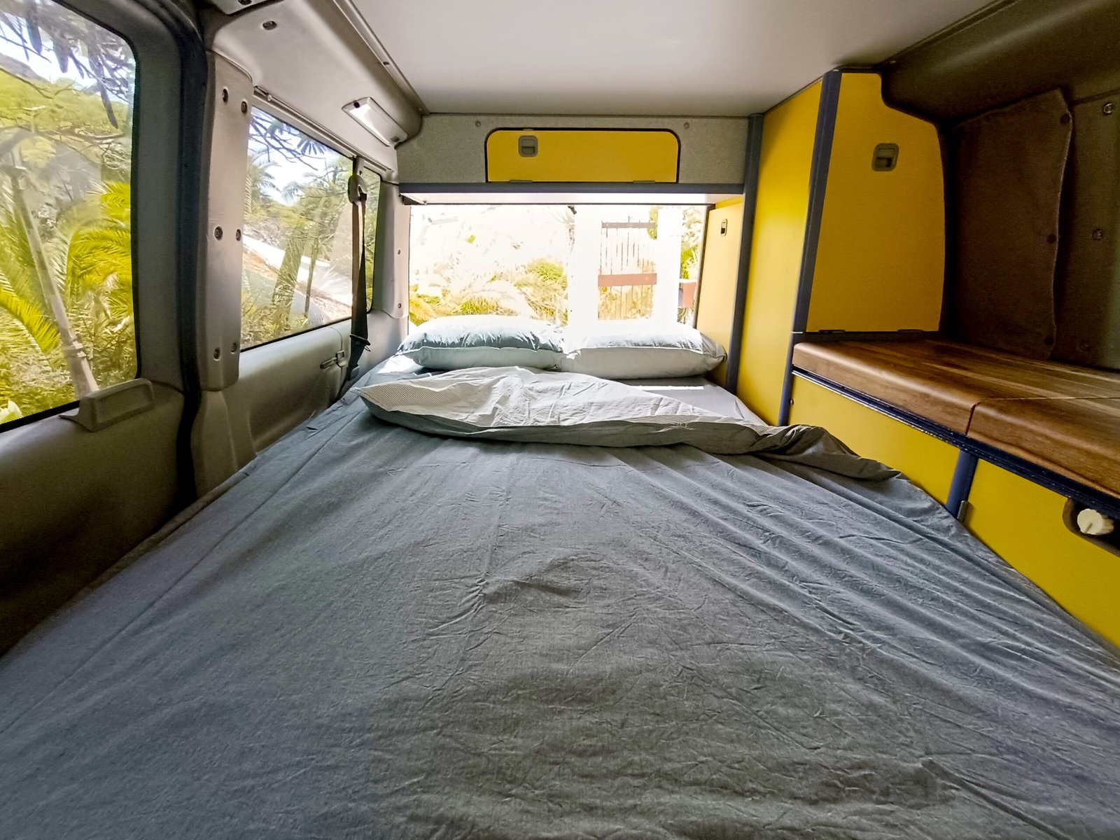 Interior de una furgoneta camper equipada en La Gomera