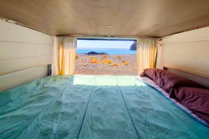 Interior de una furgoneta camper equipada en La Gomera