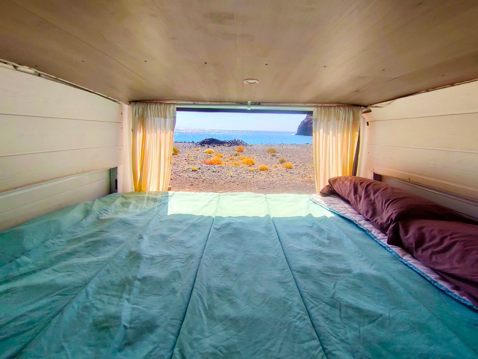 Interior de una furgoneta camper equipada en La Gomera