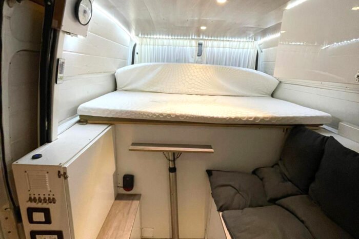 Interior de una furgoneta camper equipada en La Gomera