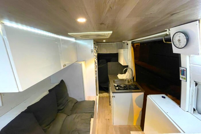 Interior de una furgoneta camper equipada en La Gomera