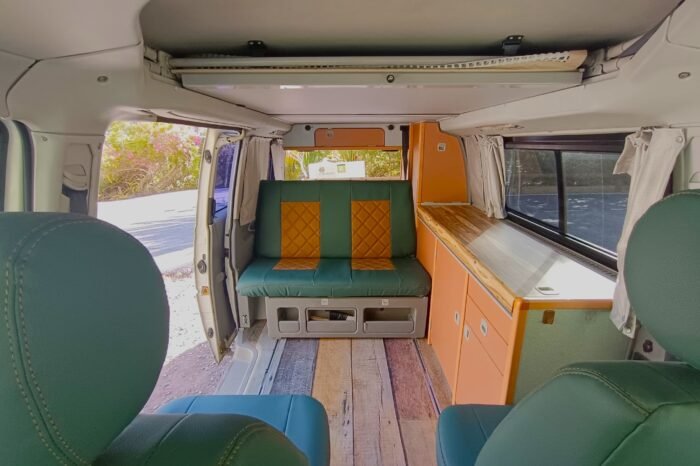 Interior de una furgoneta camper equipada en La Gomera