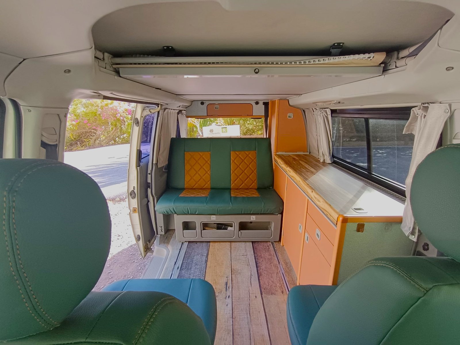 Interior de una furgoneta camper equipada en La Gomera