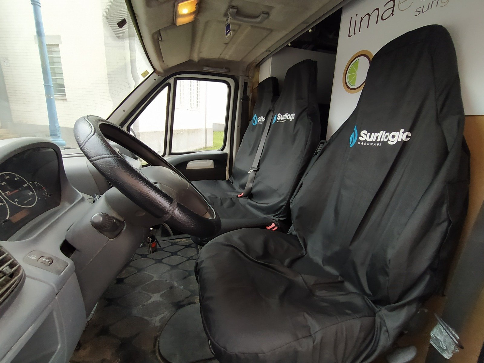 Interior de una furgoneta camper equipada en La Gomera