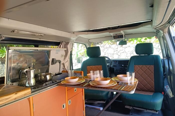 Interior de una furgoneta camper equipada en La Gomera