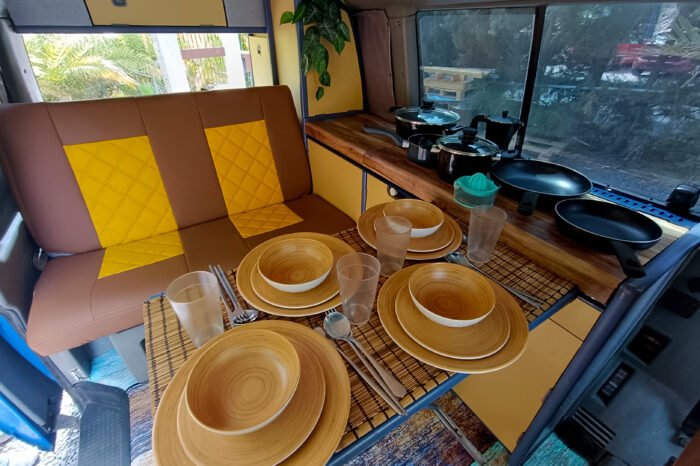 Interior de una furgoneta camper equipada en La Gomera