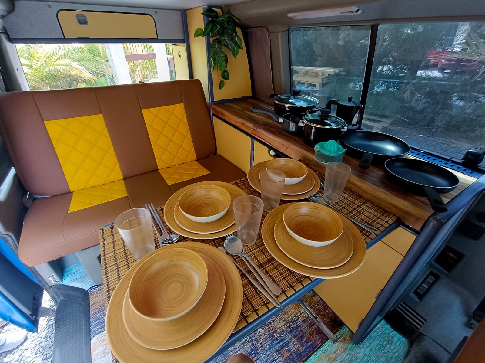 Interior de una furgoneta camper equipada en La Gomera