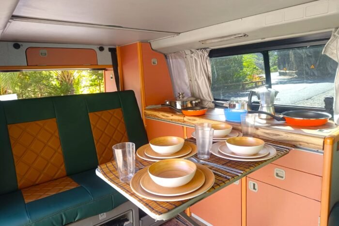 Interior de una furgoneta camper equipada en La Gomera
