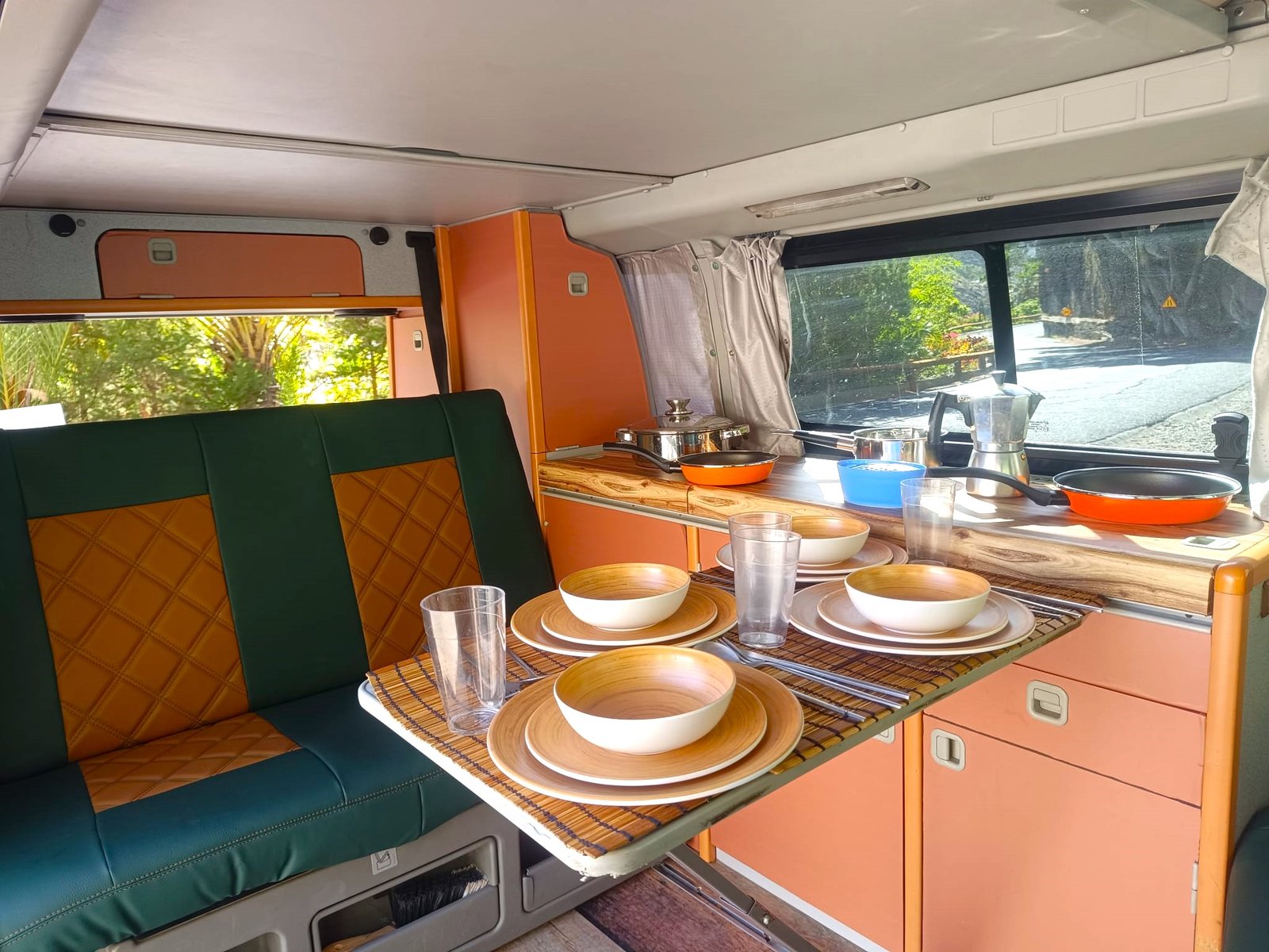 Interior de una furgoneta camper equipada en La Gomera