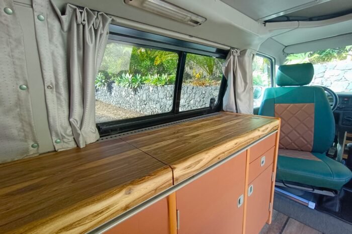 Interior de una furgoneta camper equipada en La Gomera