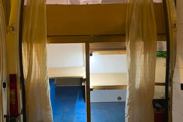 Interior de una furgoneta camper equipada en La Gomera
