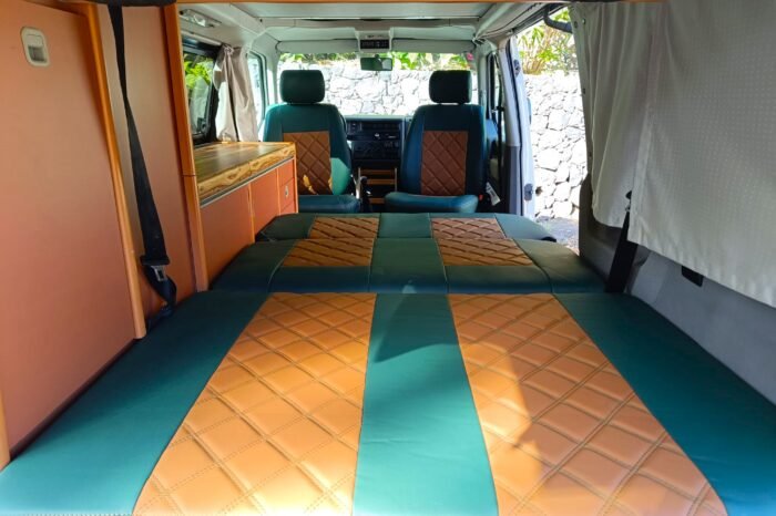 Interior de una furgoneta camper equipada en La Gomera