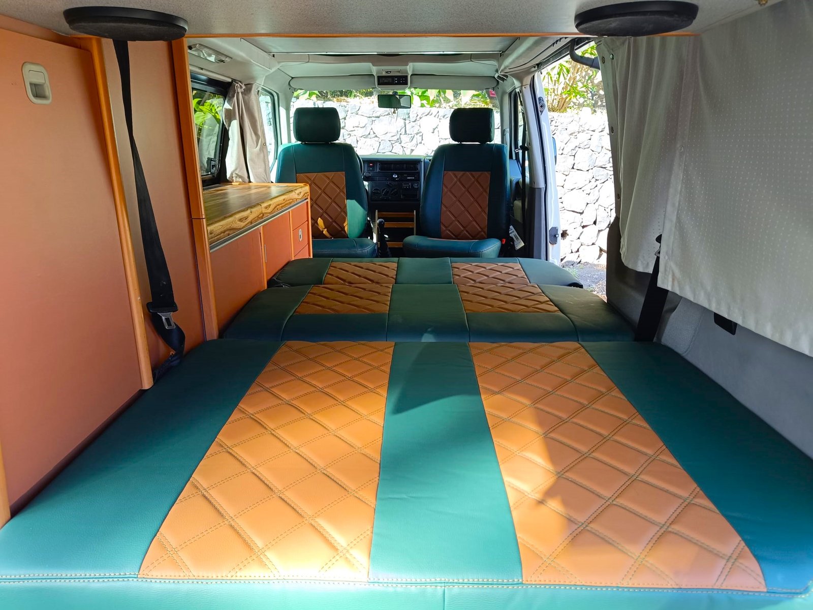 Interior de una furgoneta camper equipada en La Gomera